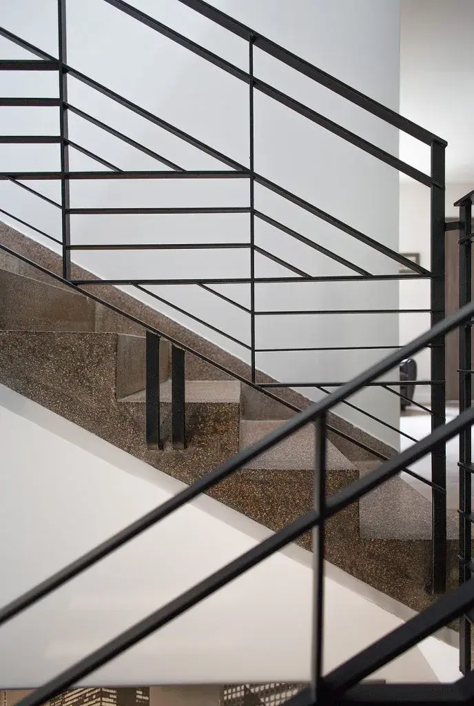 Projet Square du Roule — escalier en pierre et garde-corps en métal noir à barreaudage horizontal