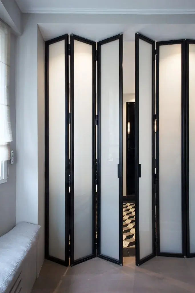 Projet Square du Roule — portes pliantes vitrées à cadres en métal noir