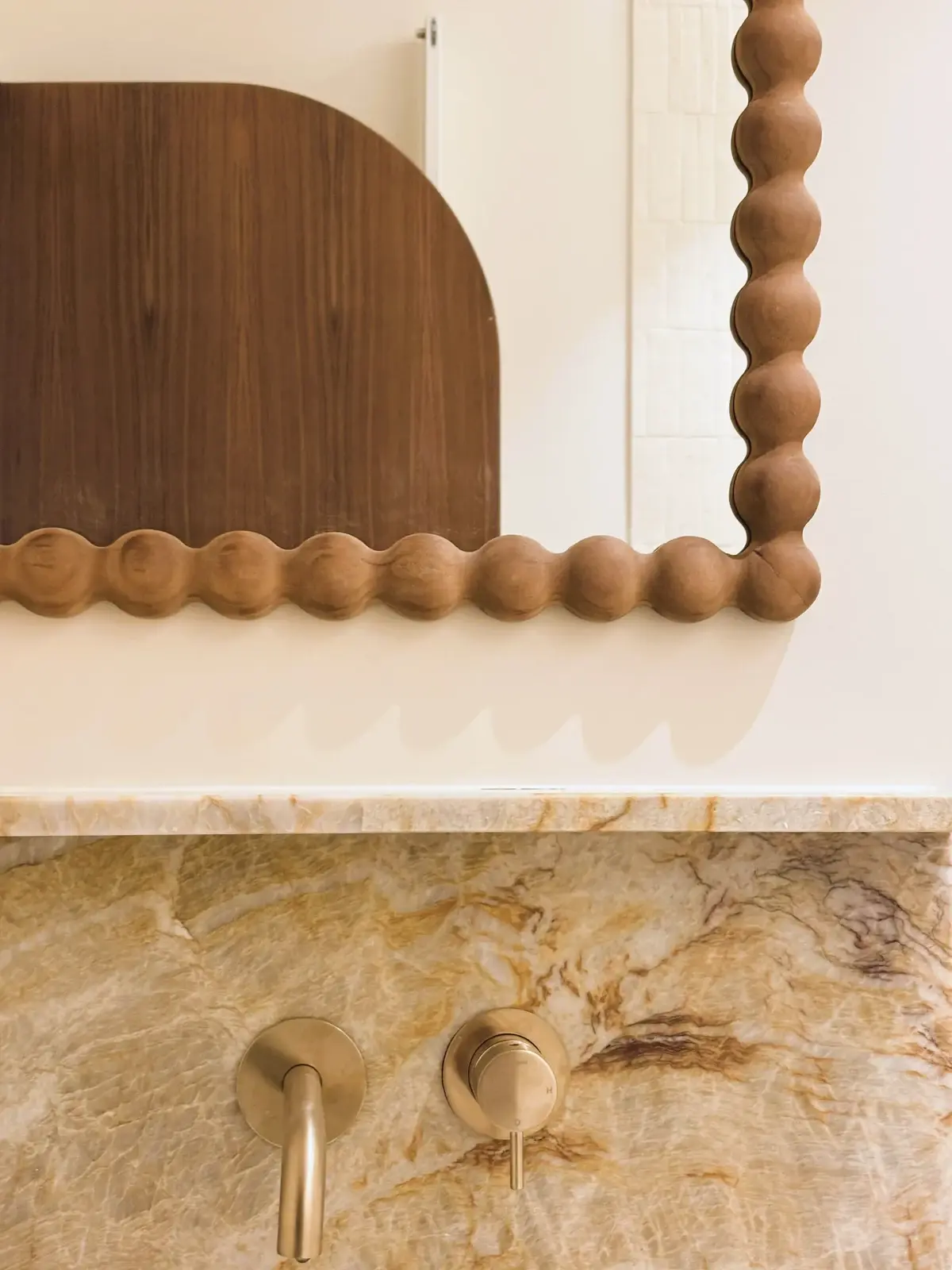 Projet Cambacérès — miroir à cadre de boules tournées en bois et plan en quartzite doré
